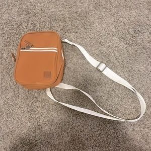 This is a thread wallet cross body bag. Un-used(bought and never used or wore).